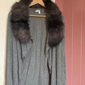 Faux-fur collared JENNIFER LOPEZ gray cardigan in EXCELLENT condition!